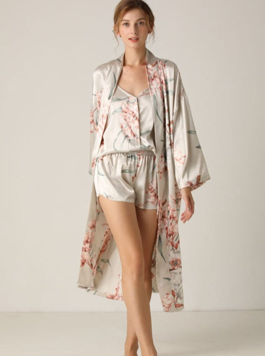 Luxuriöse Nachtwäsche Set: Eleganter Satin Kimono mit Blumenmuster