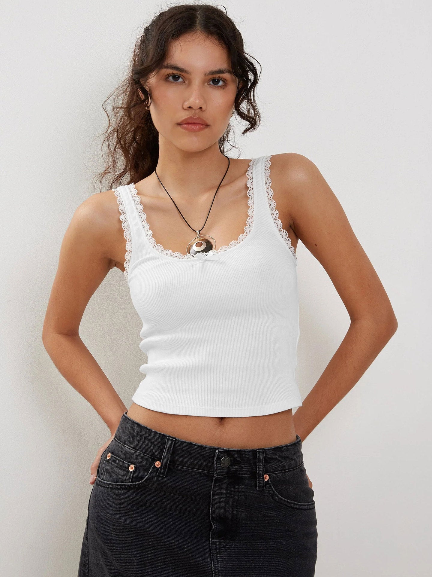 Weißes ärmelloses Crop-Top aus Spitze 