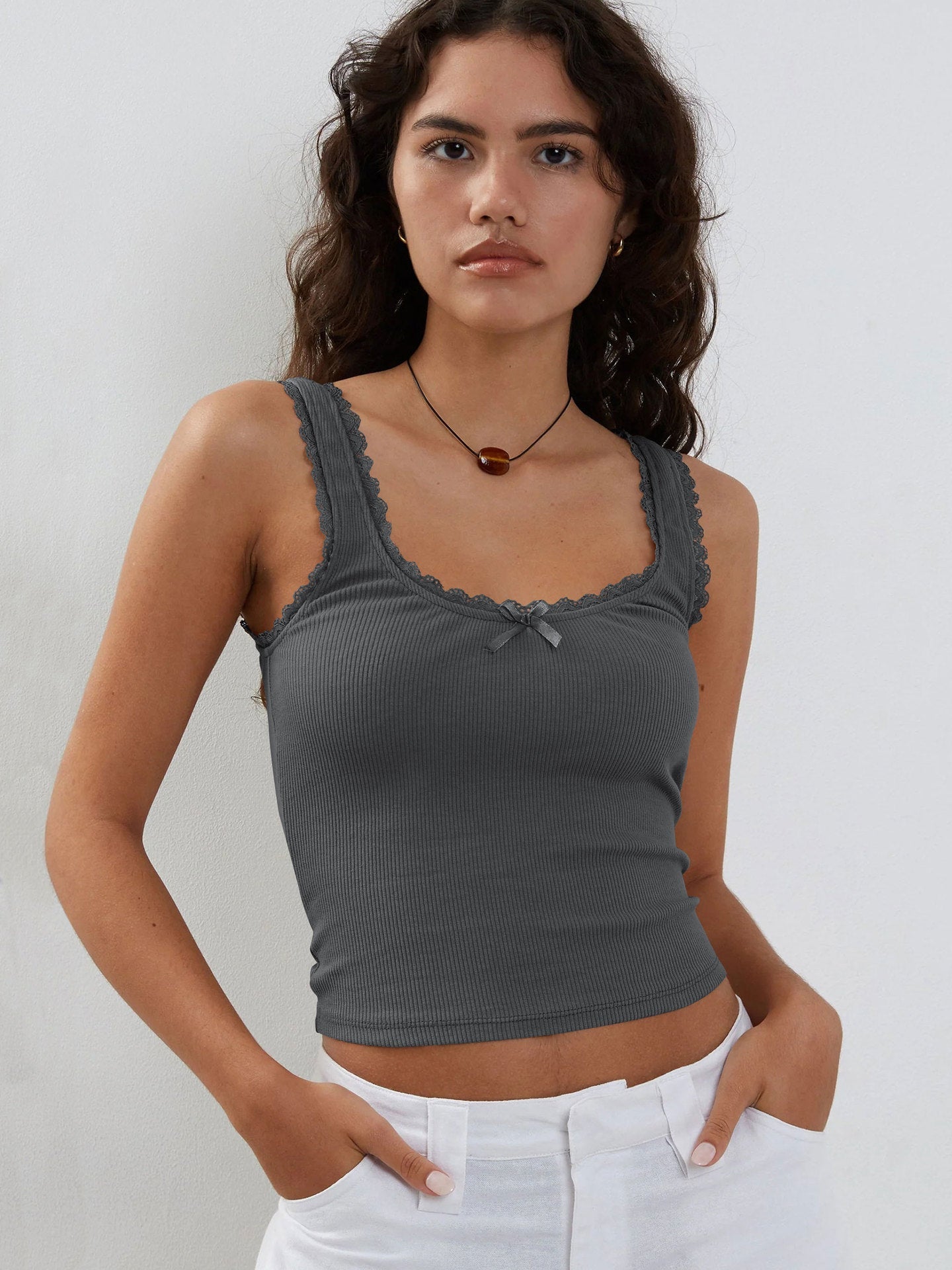 Ärmelloses Crop-Top aus Tanktop mit Spitze in Dunkelgrau 