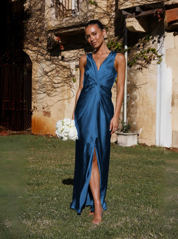 Elegantes Kleid aus Satin mit V-Ausschnitt und Twist-Ausschnitt, ärmellos