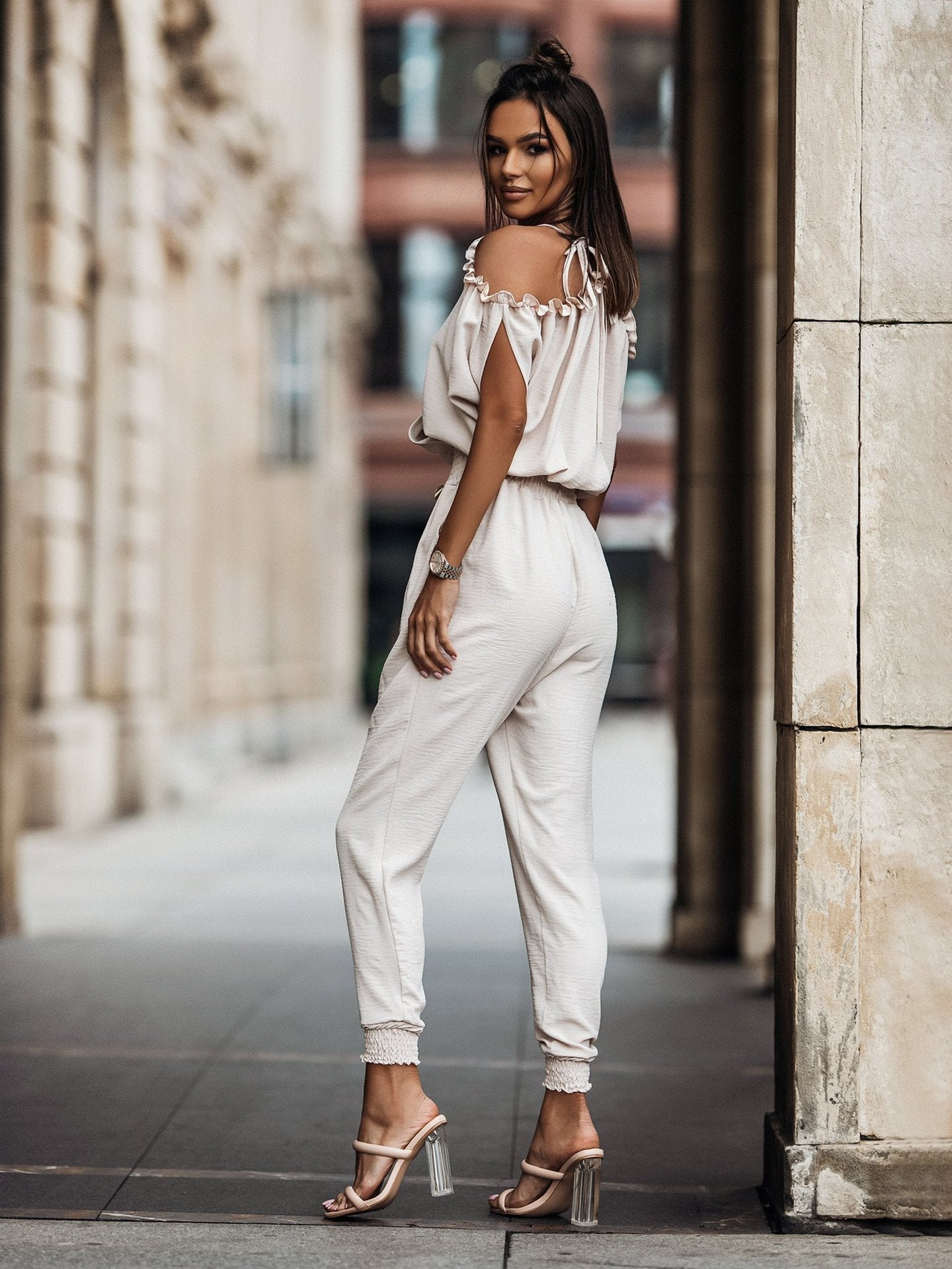 Lässiger Jumpsuit mit tiefem V-Ausschnitt, Tasche und elastischer Taille 