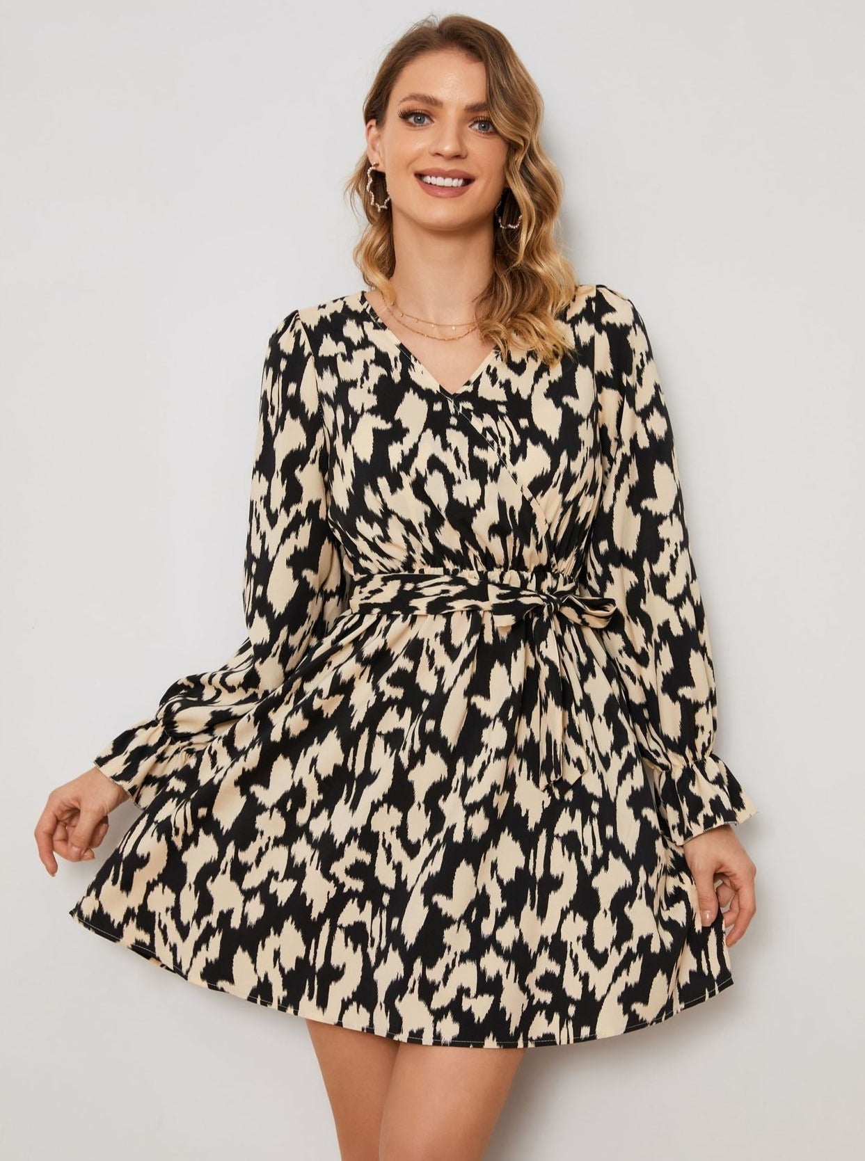 Kleid mit Animalprint, V-Ausschnitt, langen Ärmeln und Bindegürtel 