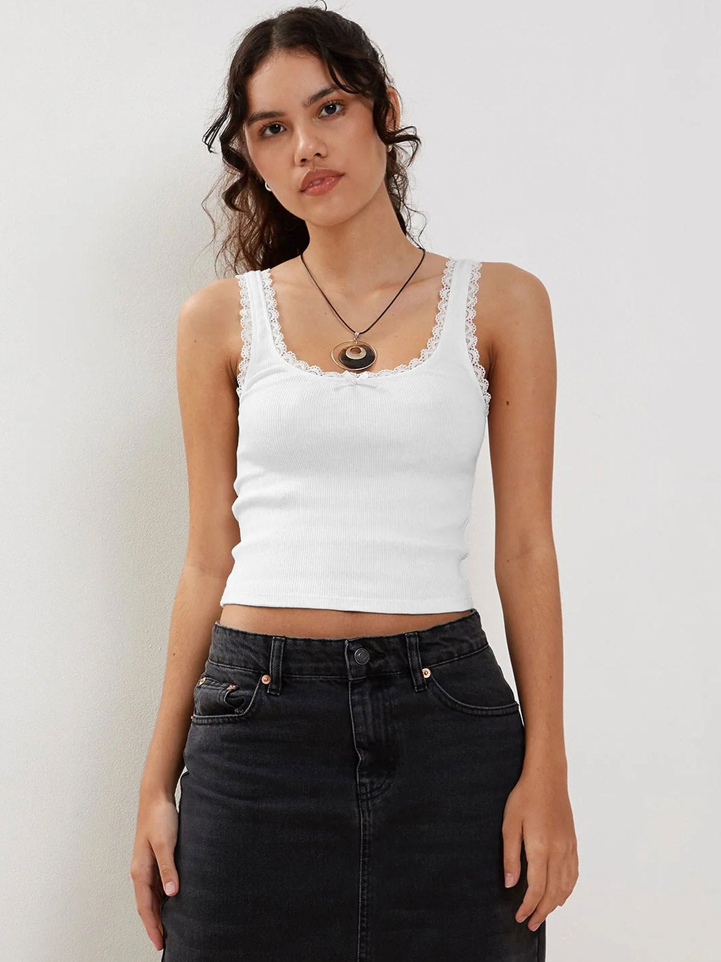 Weißes ärmelloses Crop-Top aus Spitze 