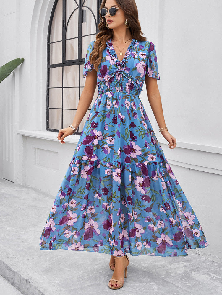 Blaues Sommerkleid mit V-Ausschnitt und Blumenmuster 