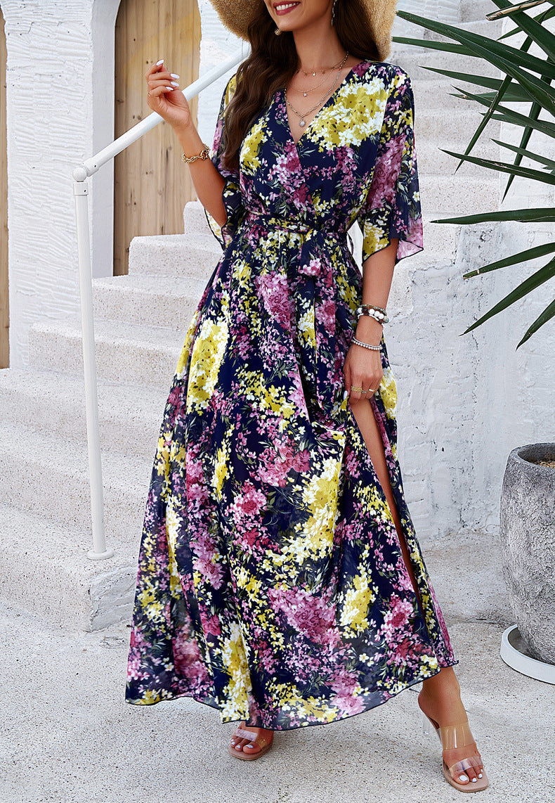 Gelbes Plisseekleid mit Blumenmuster und V-Ausschnitt