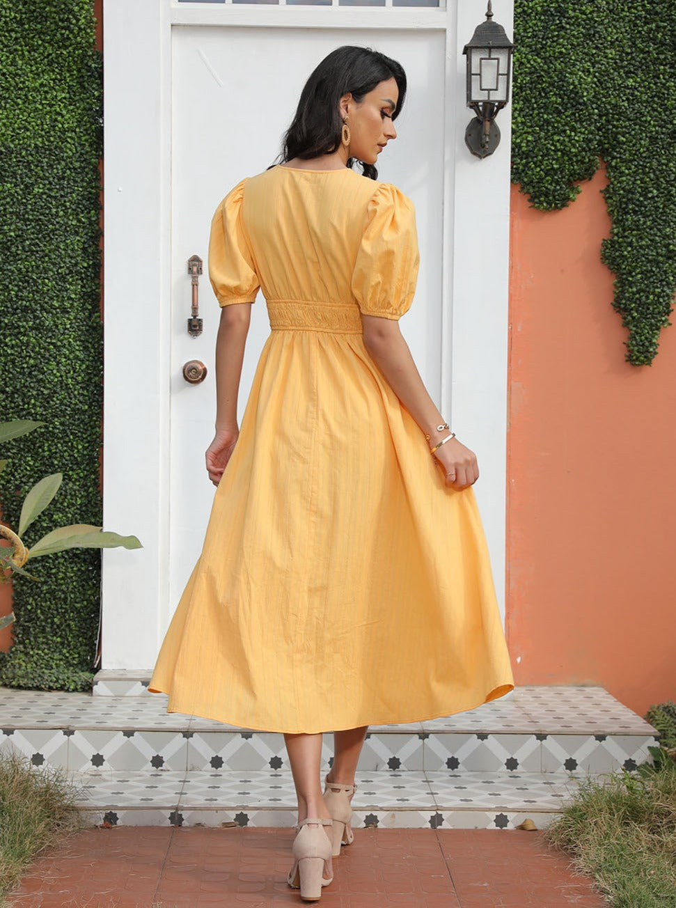 Gelb-oranges Sommerkleid mit Puffärmeln und V-Ausschnitt 