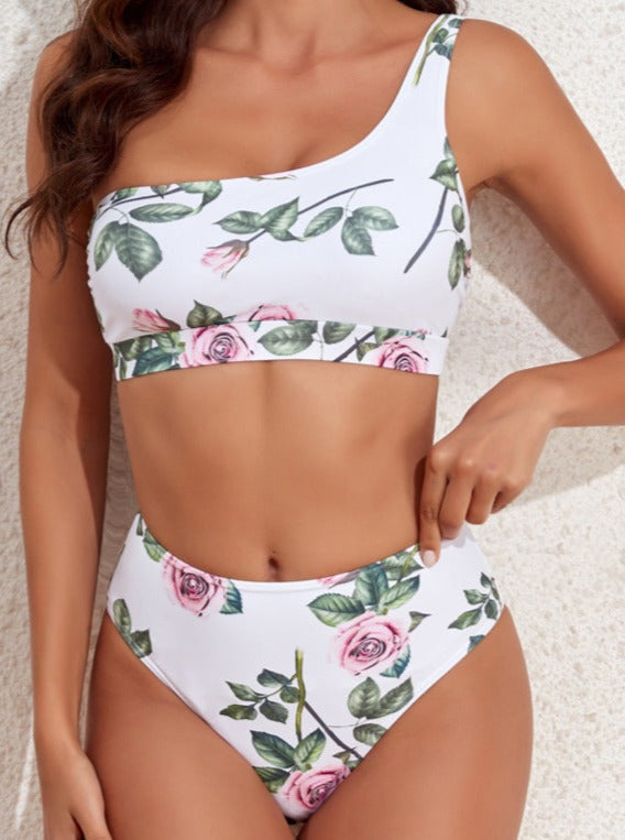 Dreiteiliger weißer Blumenbikini und Überwurf 