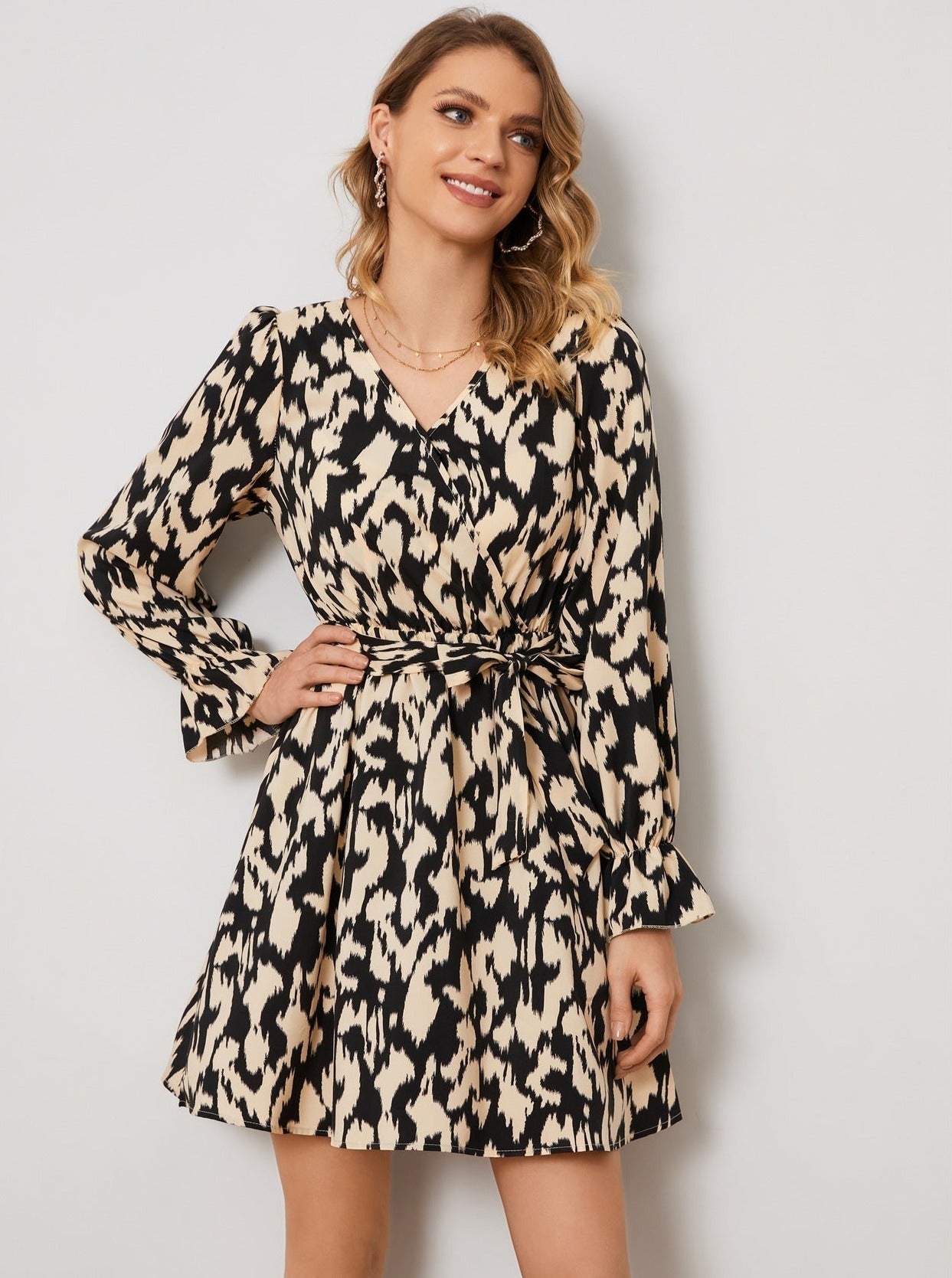 Kleid mit Animalprint, V-Ausschnitt, langen Ärmeln und Bindegürtel 