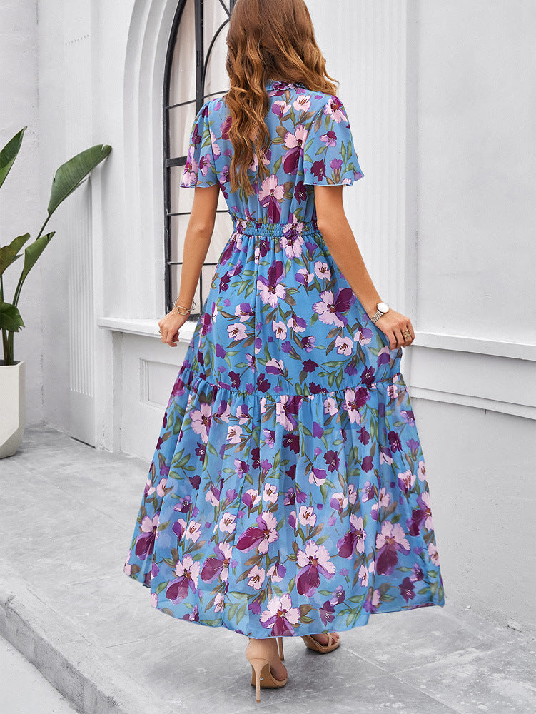 Blaues Sommerkleid mit V-Ausschnitt und Blumenmuster 