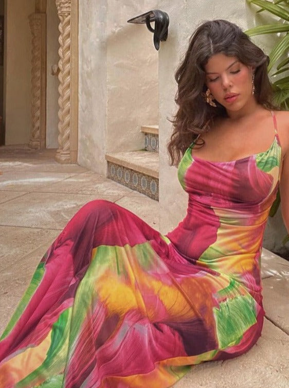 Rosa, figurbetontes Maxikleid mit abstraktem Print 