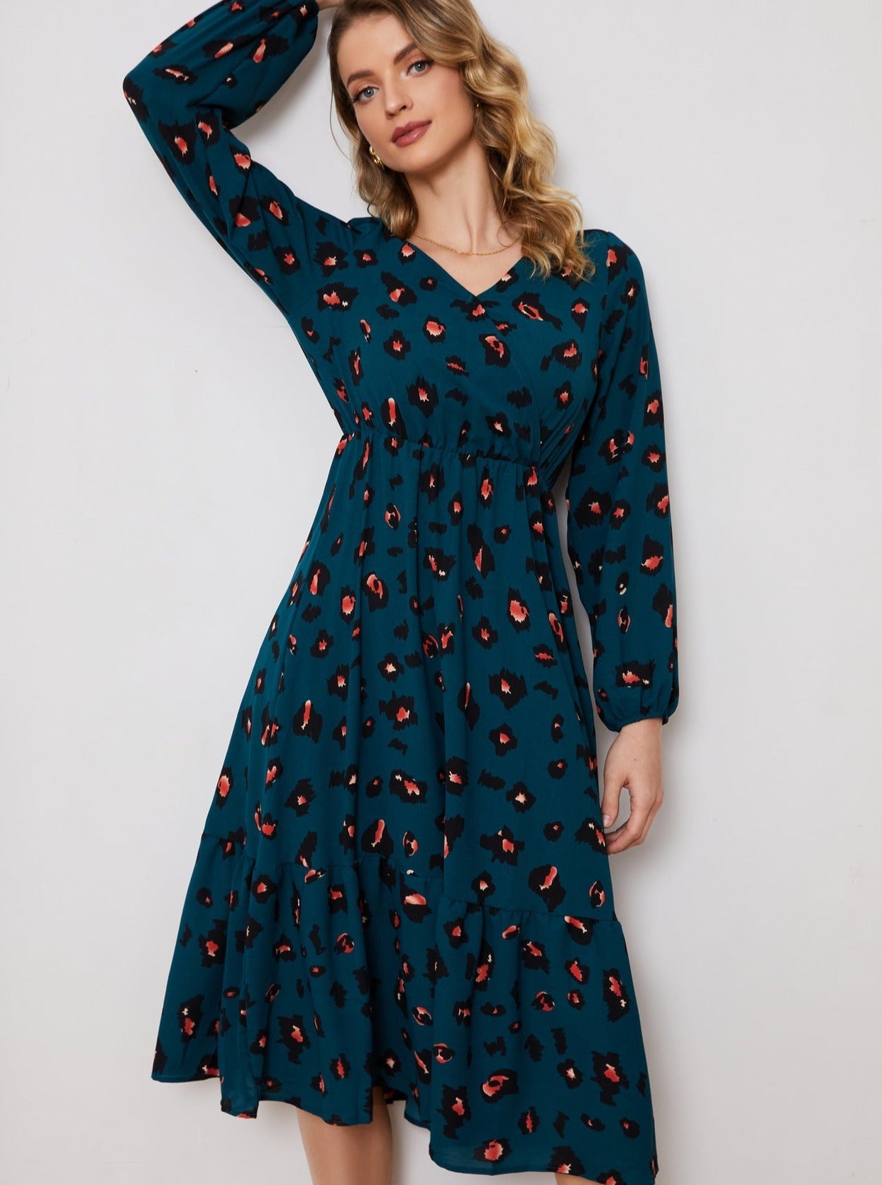 Ausgestelltes Kleid mit V-Ausschnitt und Allover-Print