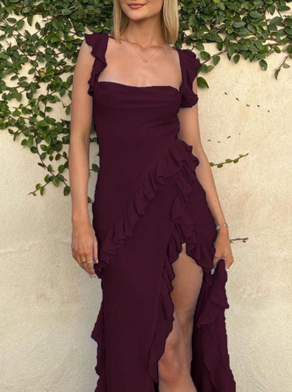 Elegantes, weinrotes, asymmetrisches Kleid mit Schlitz