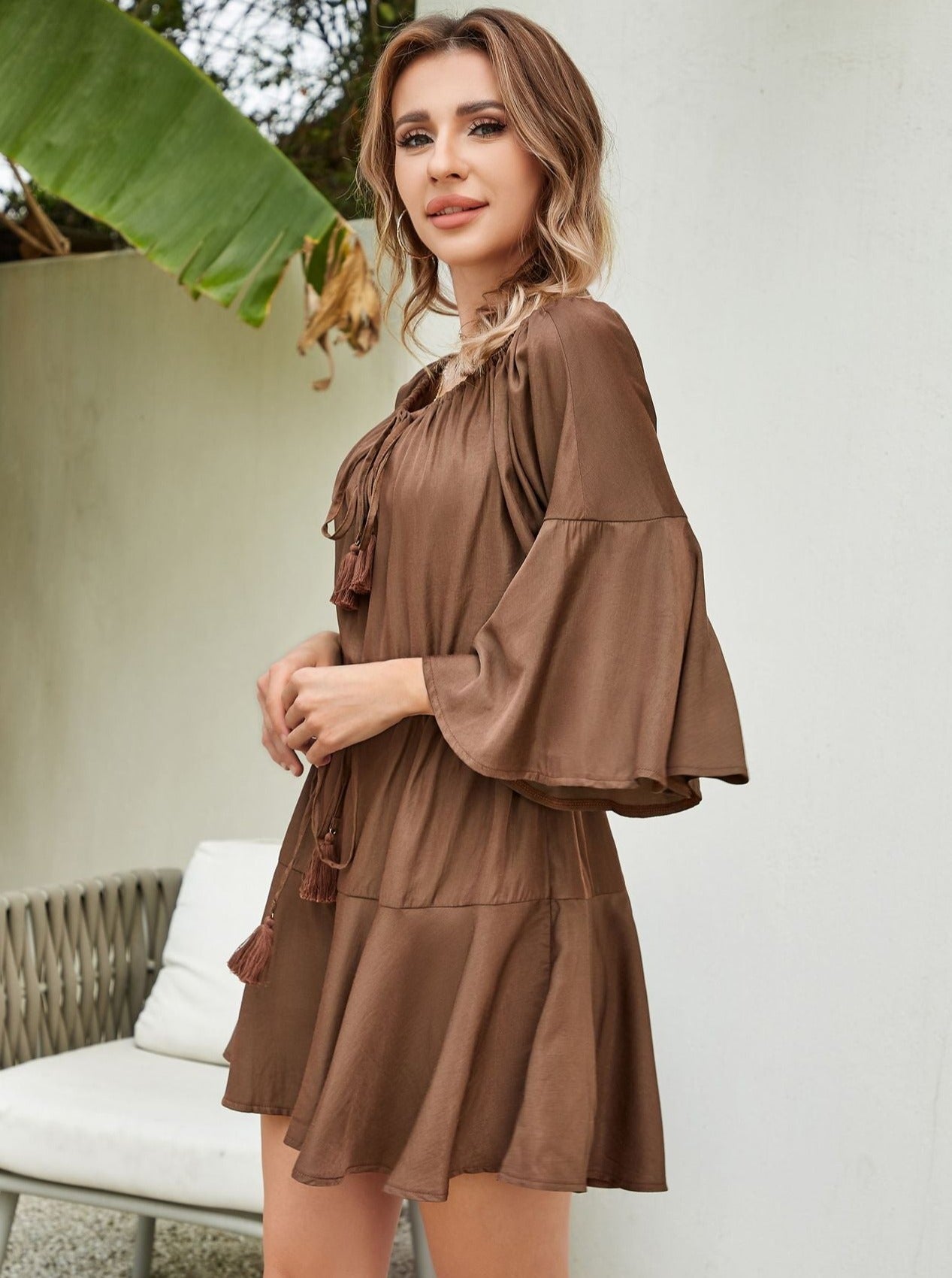 Minikleid im Boho-Stil mit verstellbaren Schultern und Glockenärmeln und Kordelzug in der Taille 