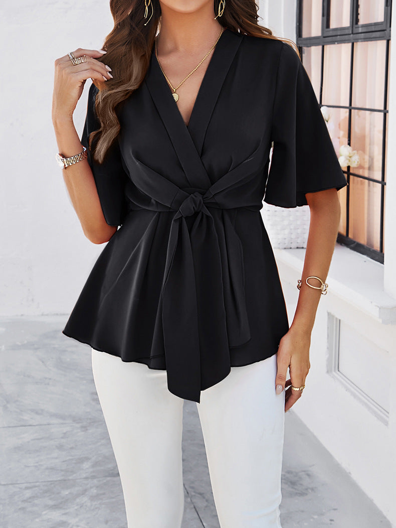 Schwarze Bluse mit V-Ausschnitt und Schleife