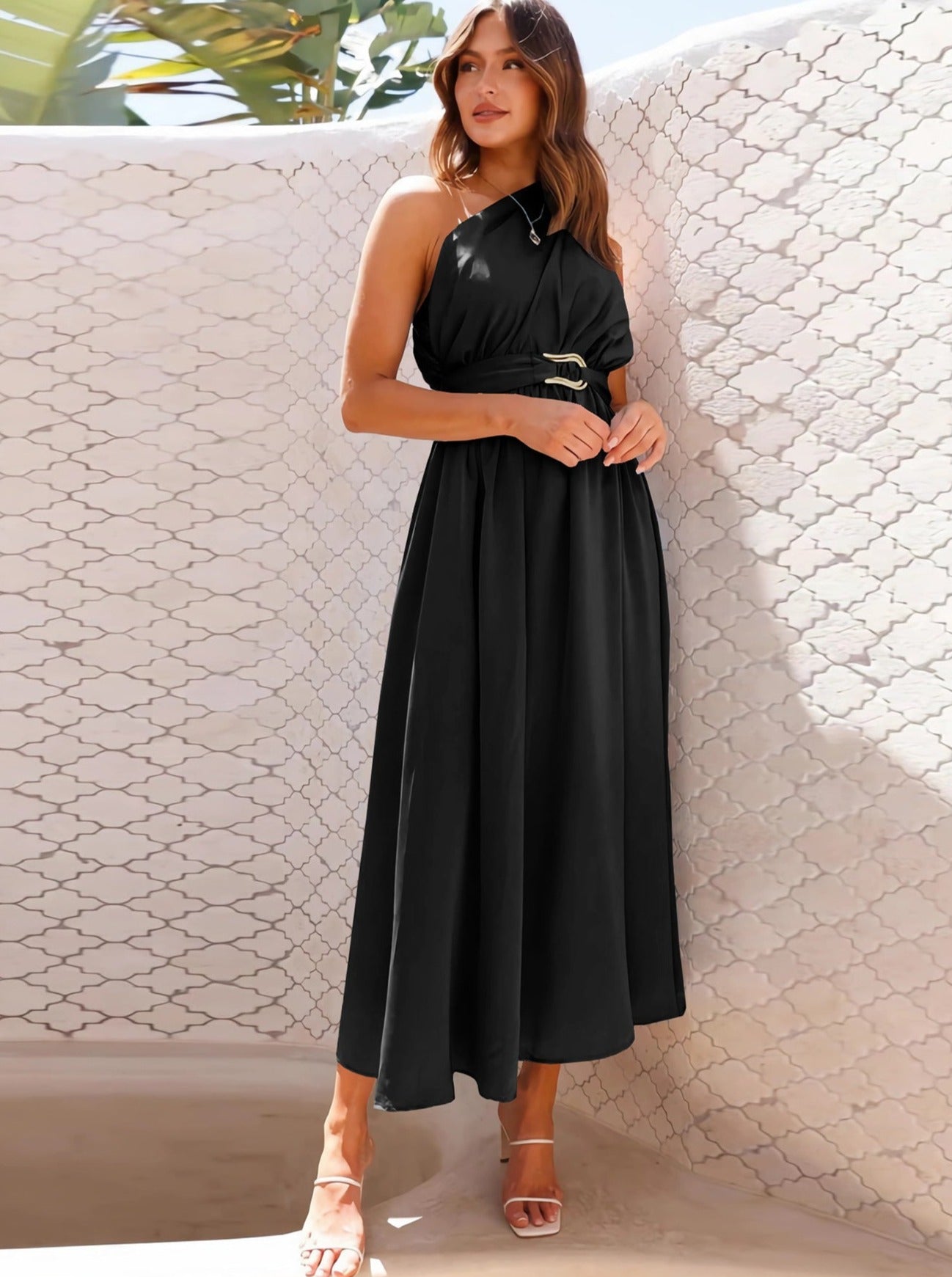 Elegantes One-Shoulder-Kleid mit Metallträgern 