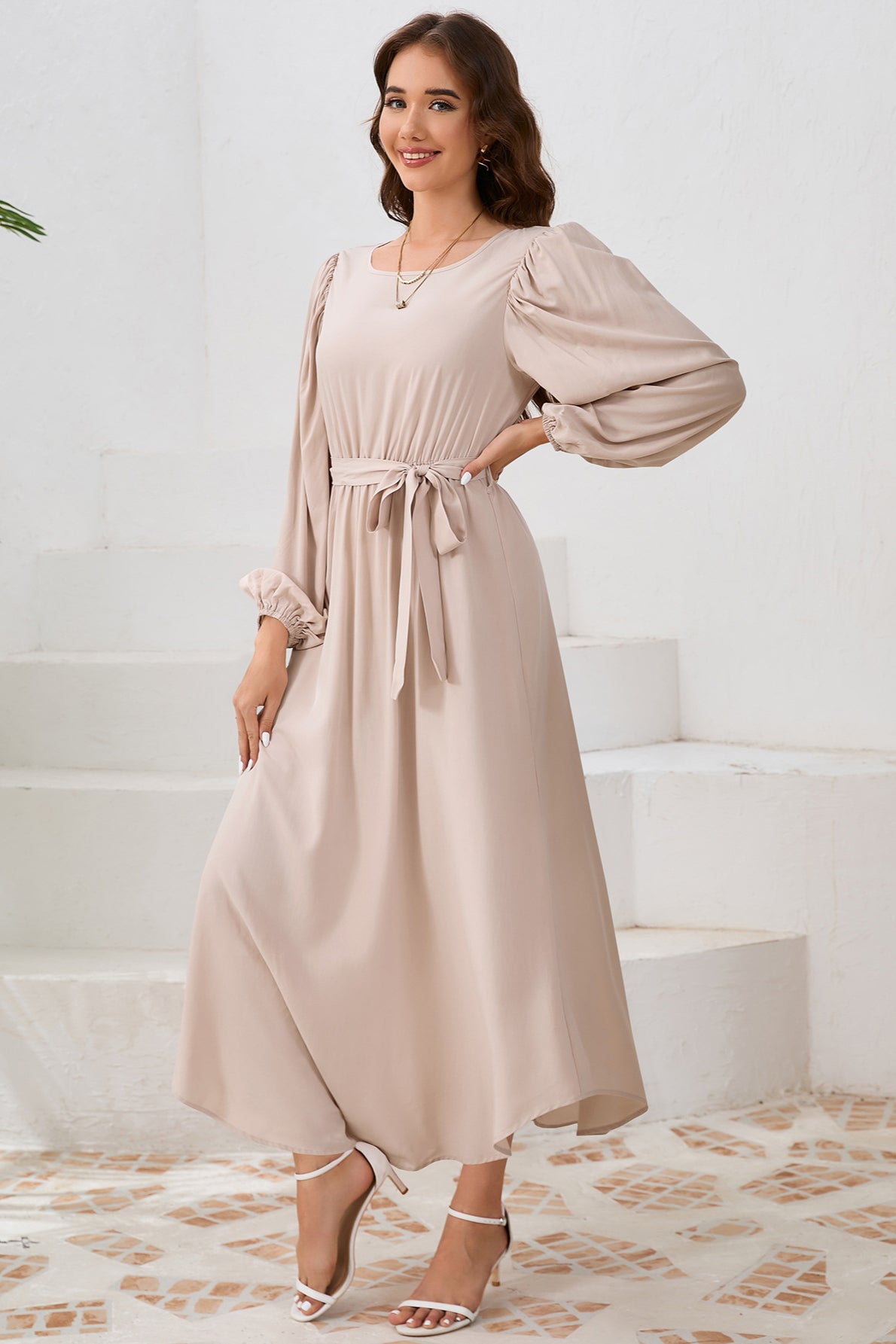 Elegantes langärmliges Maxikleid mit Bindegürtel